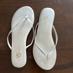 Yosi Samra Silver Flip Flops Size 9 LIKE NEW